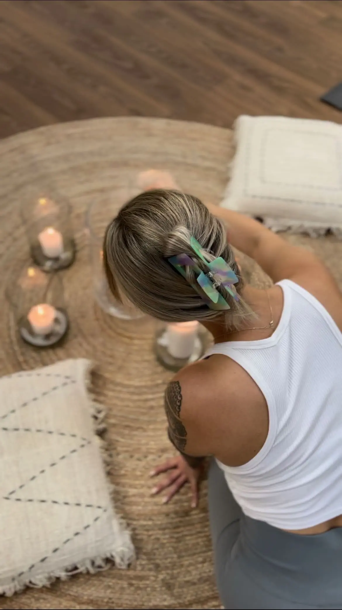 Laura bei der Vorbereitung eines Yoga Kurses im Studio in Rosenheim